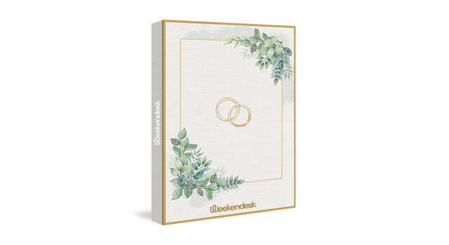 Cadeaubox Weekendesk geschenkdoos met bloemen en trouwringen, het perfecte huwelijkscadeau.